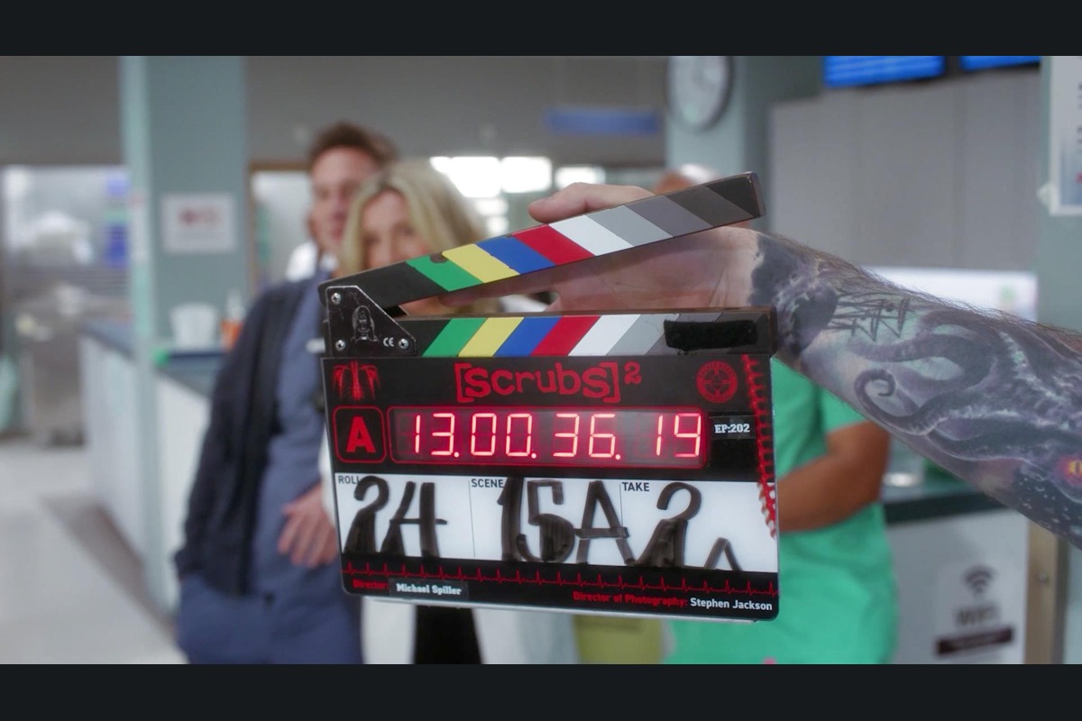 Filmklappe mit Scrubs-Schriftzug im offiziellen ABC-Vorschaubild zum Bloopers-Video von My Mentee.