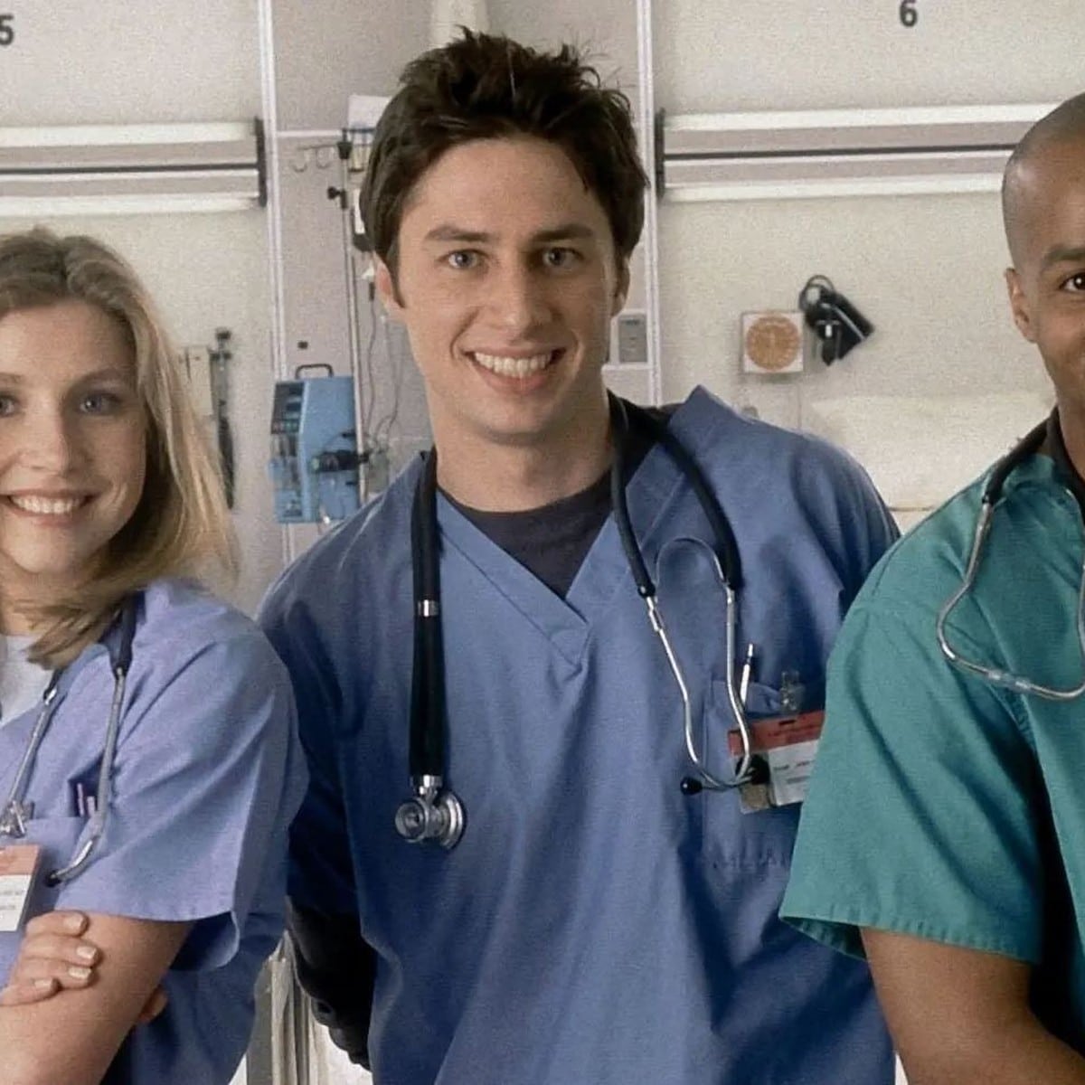 entdecken sie drei wichtige nebencharaktere aus scrubs, die im reboot eine bedeutende rolle spielen, und erfahren sie, wie sie die serie bereichern.
