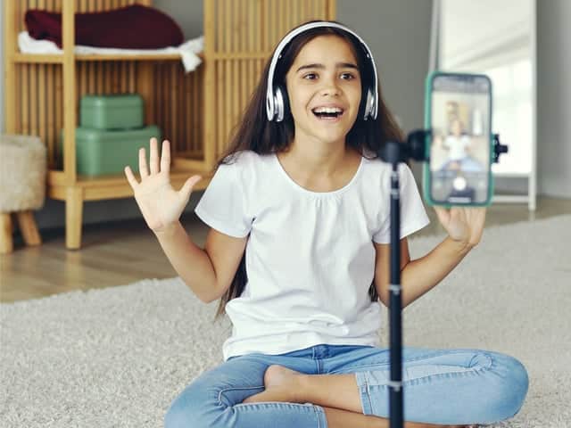 entdecken sie, wie die generation z und alpha fernsehen und komfortessen genießen – trends, vorlieben und einflüsse dieser jungen zielgruppen auf medien- und essgewohnheiten.