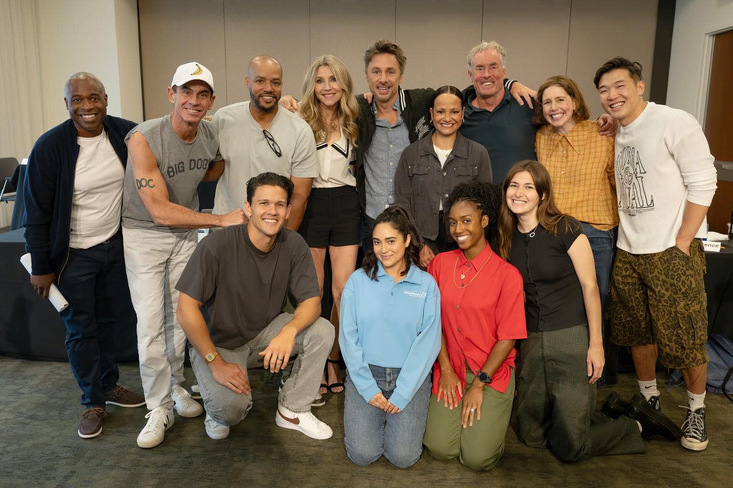 im 'scrubs'-revival fehlt überraschend der hausmeister, eine beliebte figur der originalserie. erfahren sie mehr über die gründe und die auswirkungen auf die neue staffel.