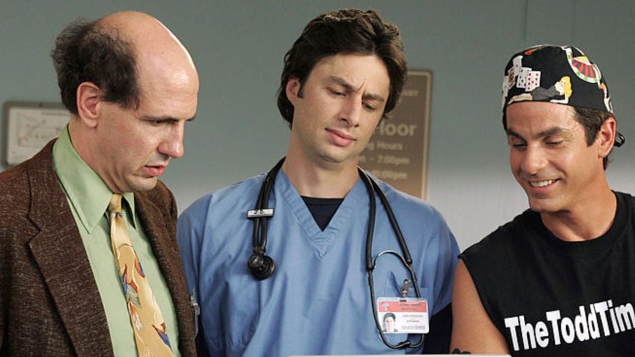 die neuauflage von scrubs ehrt sam lloyd und feiert das vermächtnis des beliebten schauspielers.
