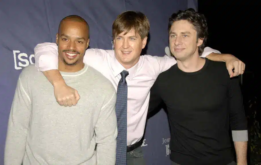 zach braff kündigt die rückkehr zweier beliebter ‚scrubs‘-figuren an und begeistert fans der kultserie mit spannenden neuigkeiten.