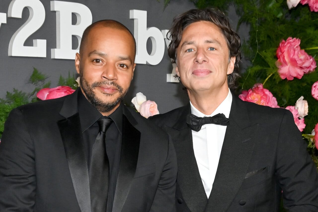 zach braff und donald faison feiern die wiedervereinigung der kultserie scrubs – ein nostalgisches ereignis für alle fans der beliebten krankenhaus-comedy.