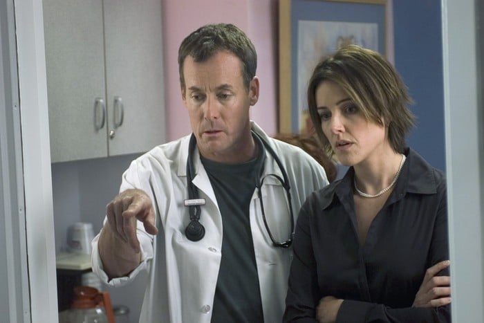 john c. mcginley und christa miller treffen sich wieder am set von 'scrubs' – ein besonderes wiedersehen der beliebten serienstars.