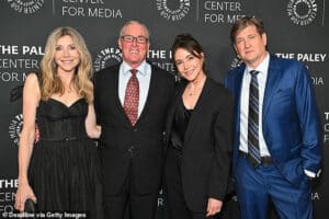erleben sie das wiedersehen von john c. mcginley und christa miller in der beliebten serie scrubs – eine nostalgische reise voller humor und herzlichkeit.