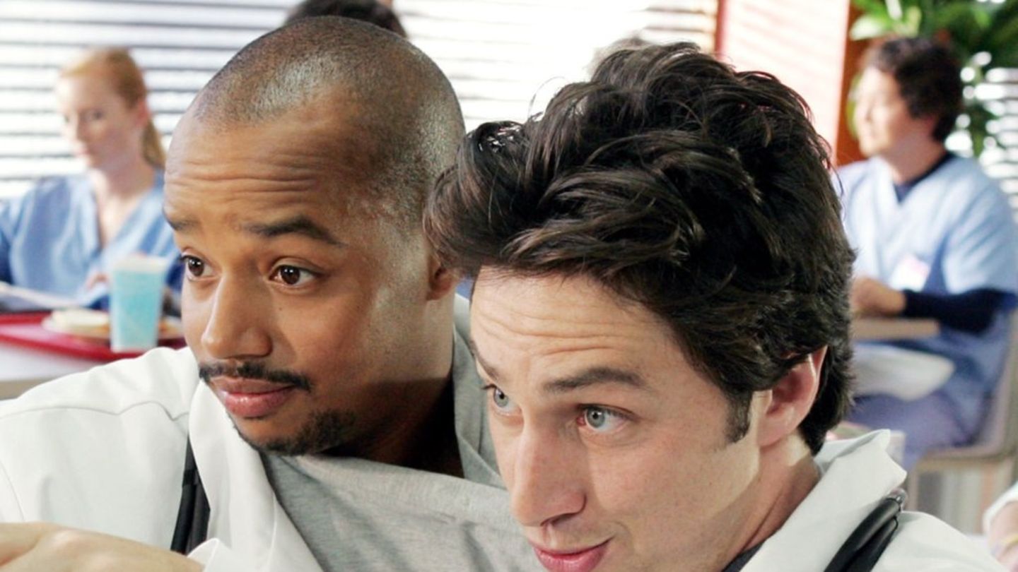 entdecken sie die langjährige bromance zwischen zach braff und donald faison aus der serie scrubs, die seit über 20 jahren besteht.